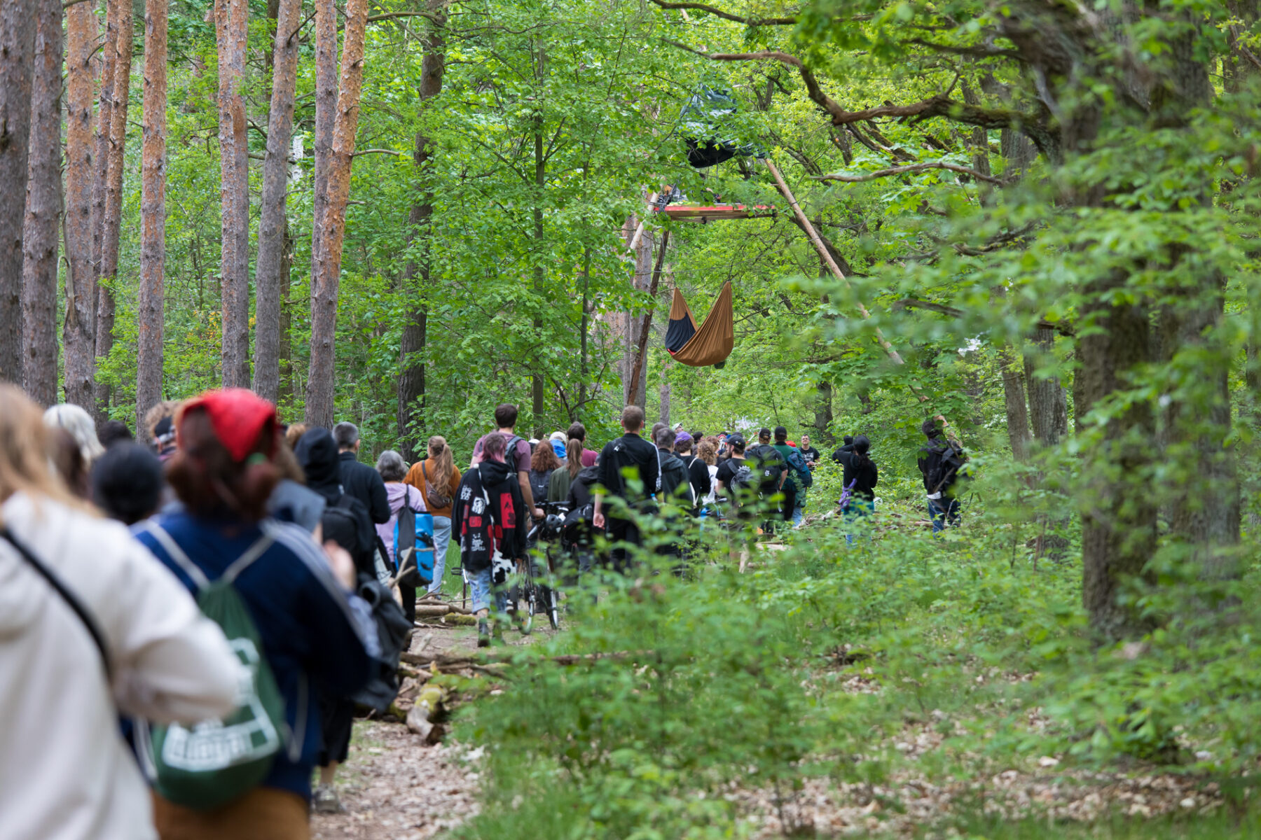 Waldspaziergang zur Waldbesetzung der Wuhlheide als Protest gegen den Bau der TVO