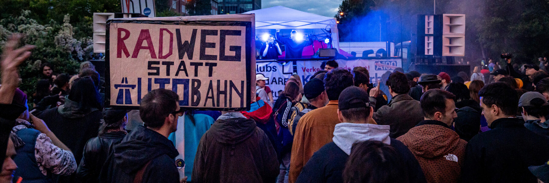 Radweg statt Autobahn - Schild auf der A100 wegbassen