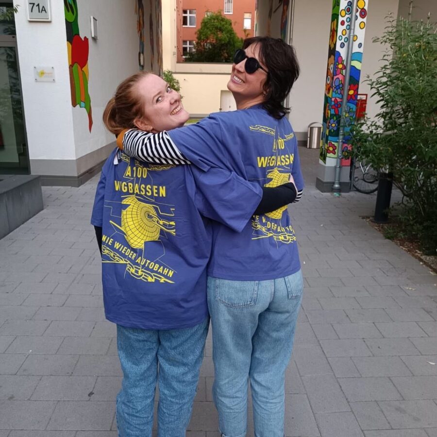 T-Shirts mit der A100-wegbassen-Grafik auf dem Rücken