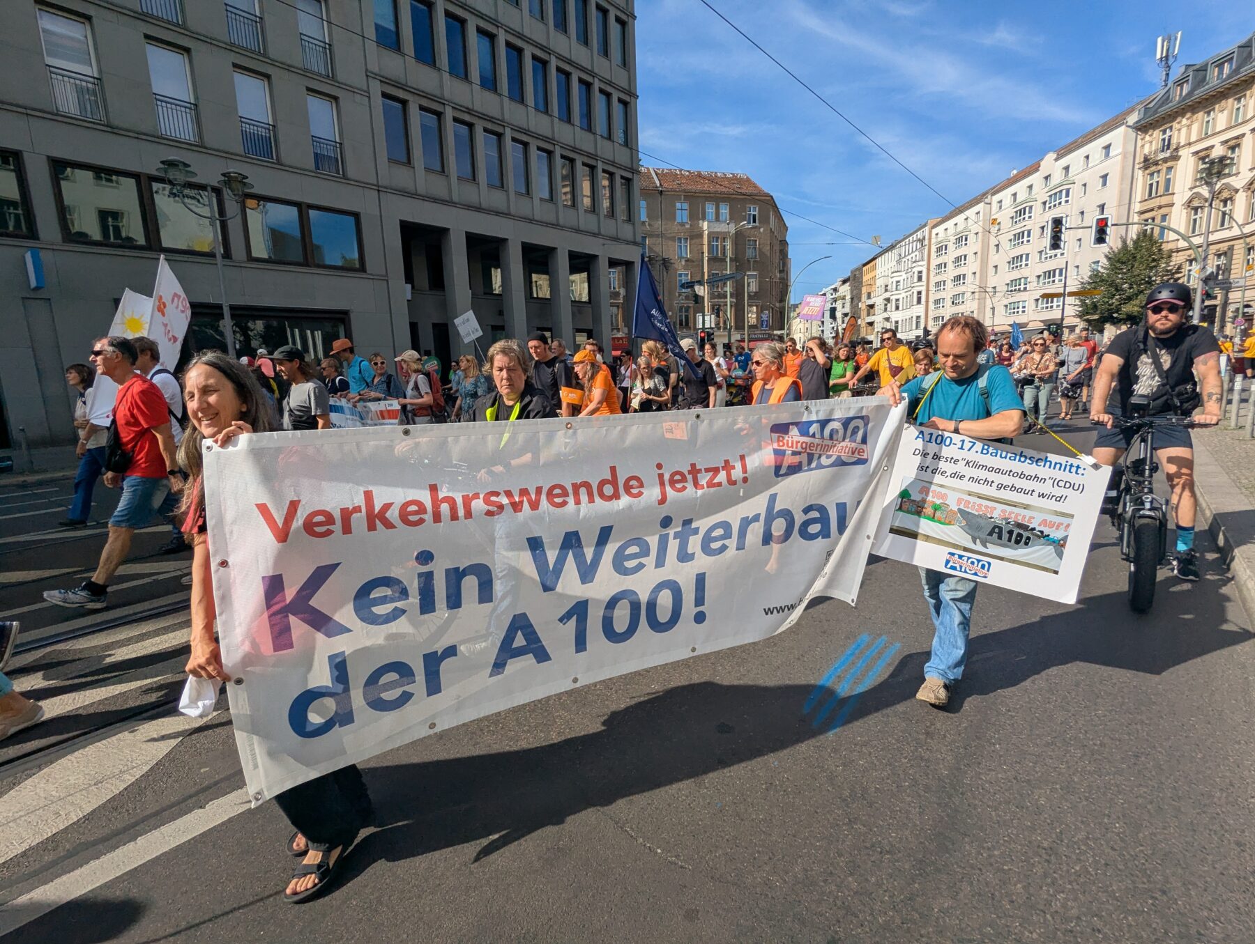 Bürger*innenInitiative A100 mit Transparant auf einer Demo