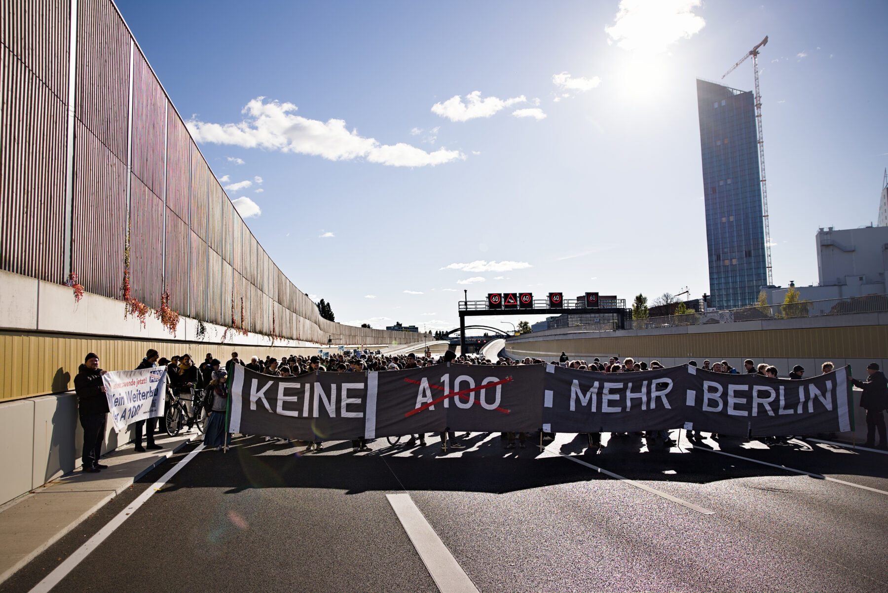Banner der BI A100 auf der Autobahn A100