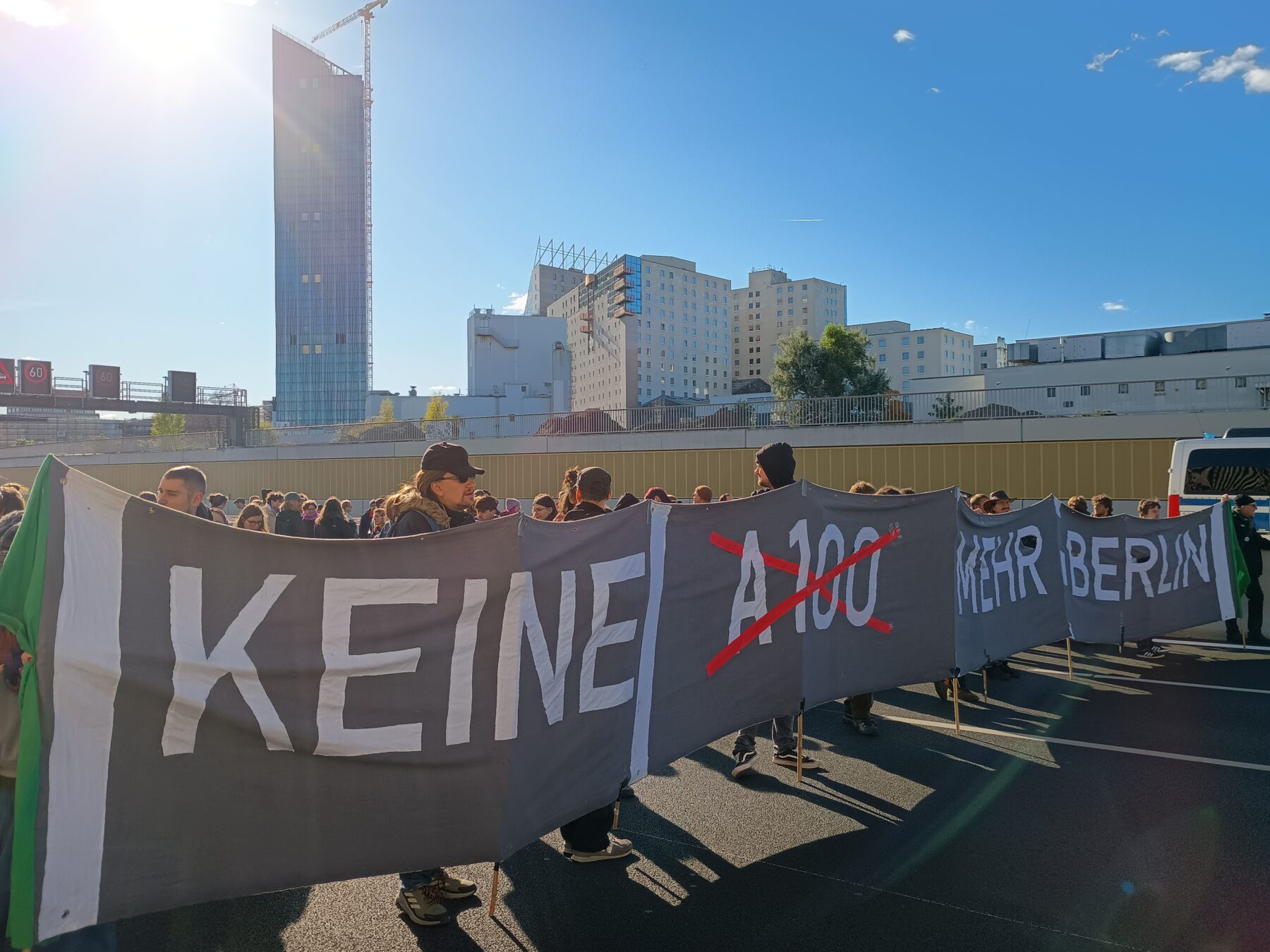 Banner "Keine A100 - mehr Berlin!" der Bürger*innenInitiative A100 auf einer Demo auf der Autobahn
