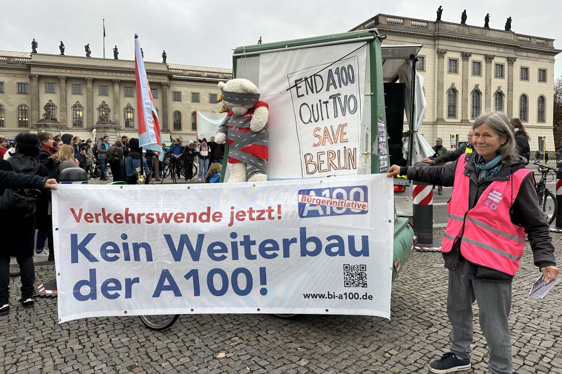 Banner der Bürger*innenInitiative A100 (BI A100) auf einer Demo