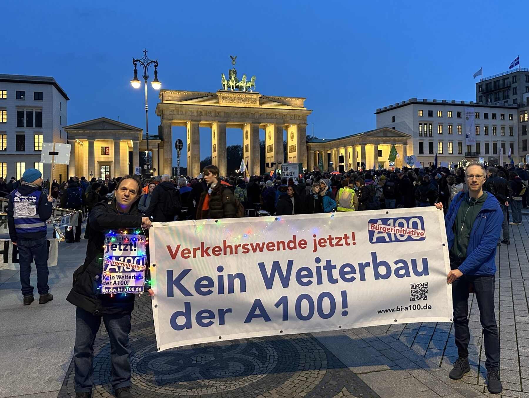 Aktive der Bürger*innenInitiative A100 mit Banner auf einer Demo vorm Brandenburger Tor