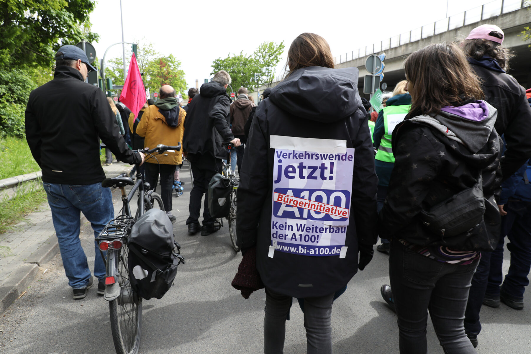 Plakat der Bürger*innenInitaitive A100 auf einer Demo