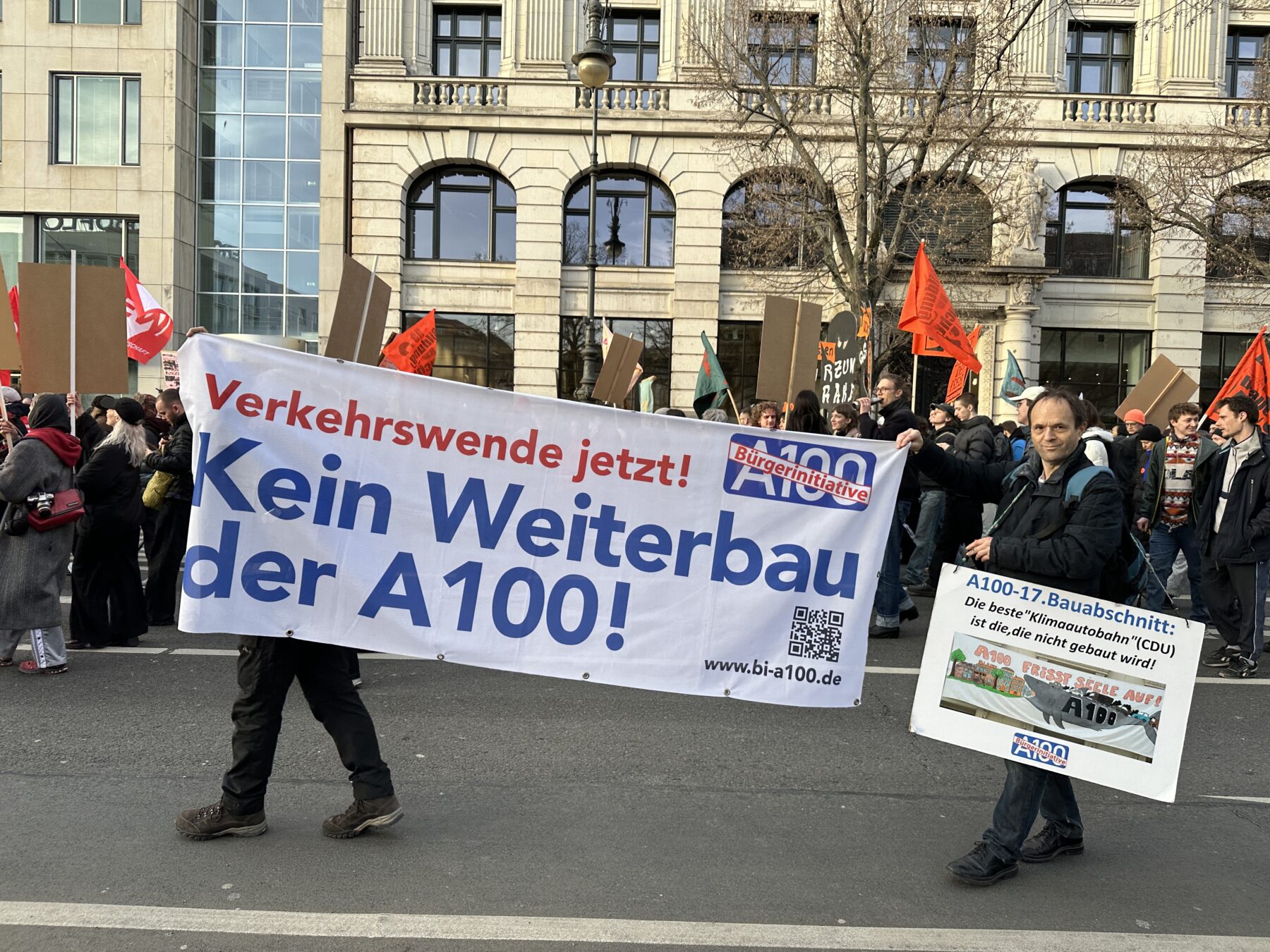 Banner der Bürger*innenInitiative A100 beim Protest gegen den Weiterbau der A100