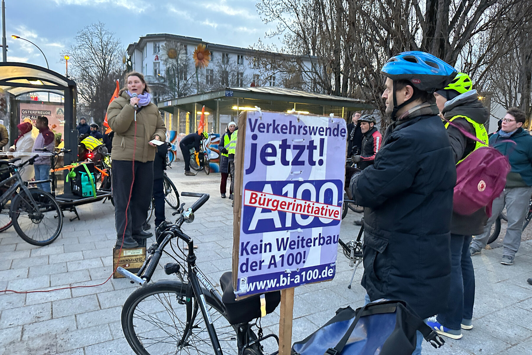 Plakat der Bürger*innenInitiative A100 auf der Demo gegen Horrorstraßen