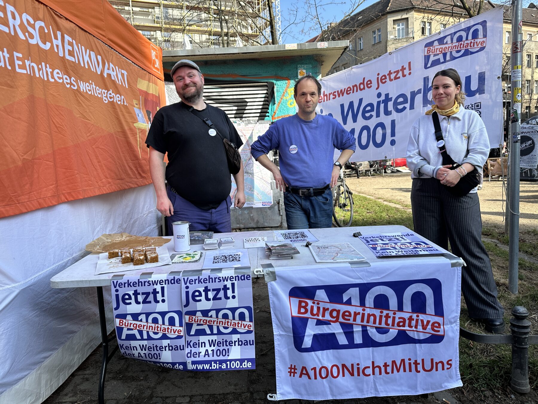 Aktive der Bürger*innenInitiative A100 an einem Infostand