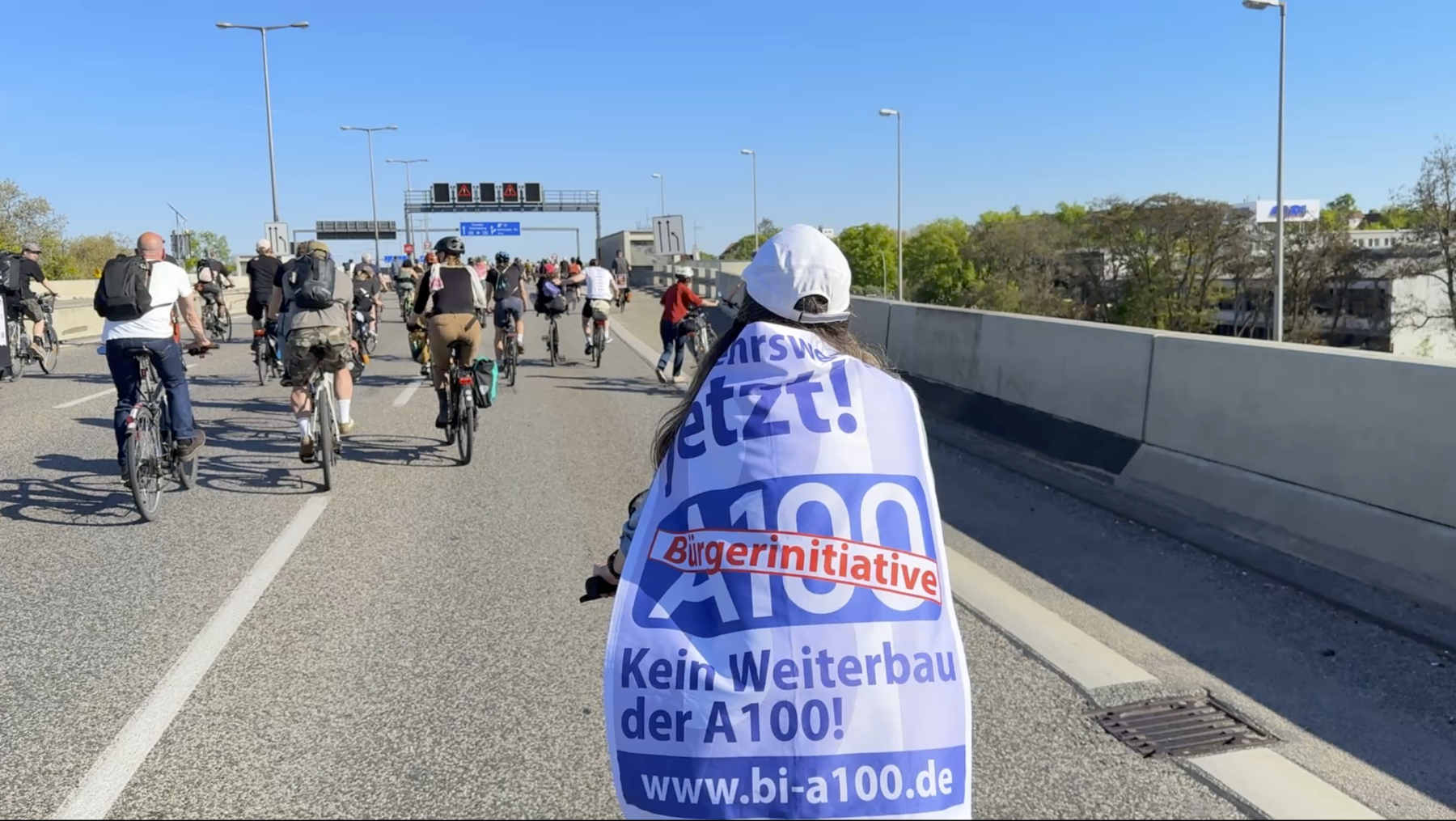 Banner der BI A100 auf einer Fahrraddemo auf der Autobahn