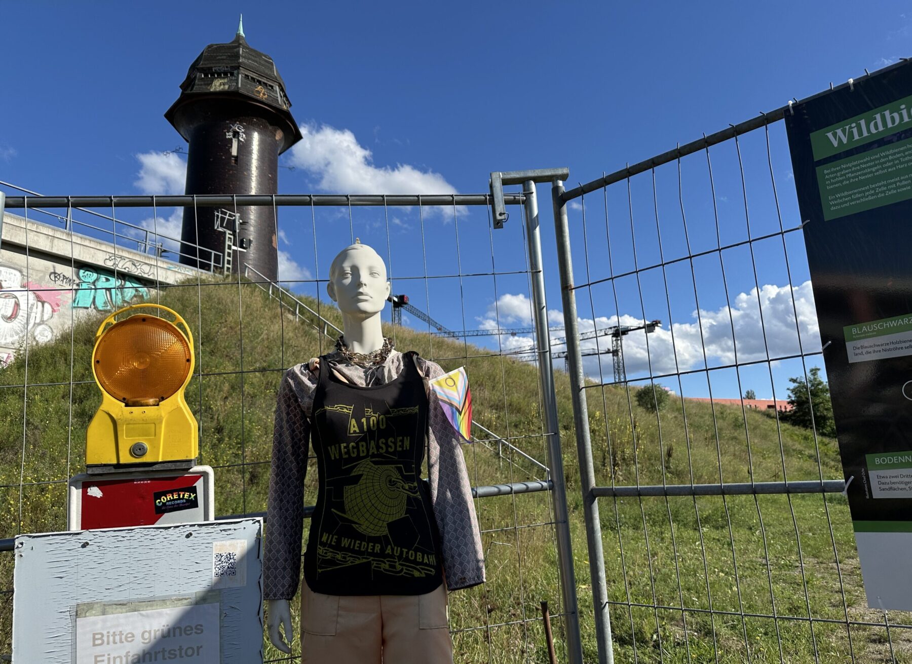 Eingang der Lebendigen Stadtgärtnerei unterm Wasserturm am Ostkreuz