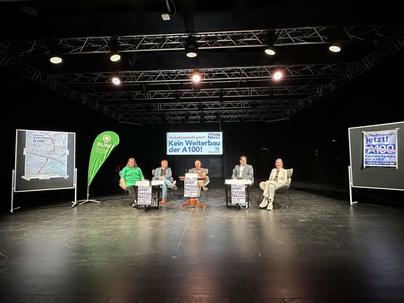 Podiumsdiskussion über den Weiterbau der A100 mit Antje Kapek (Bündnis 90/Die Grünen), Martin Schaefer (CDU), Antonio Leonhardt und Tamara Lüdke (SPD) im Theater an der Parkaue.