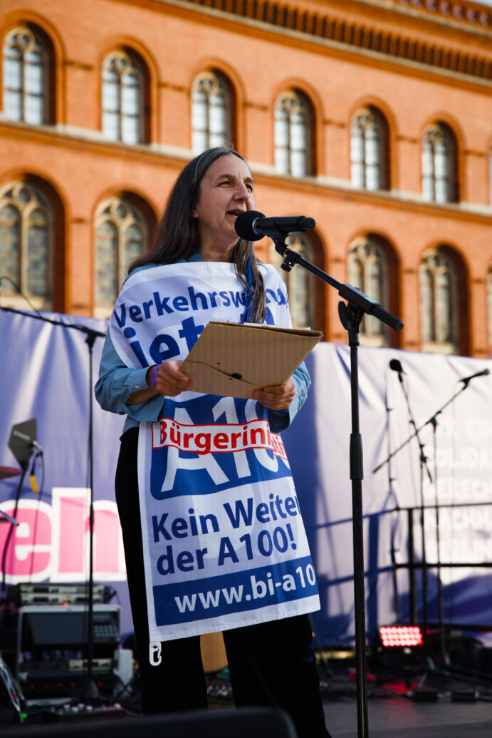 Briti hält ihre Rede bei der Abschlusskundgebung vor dem Roten Rathaus