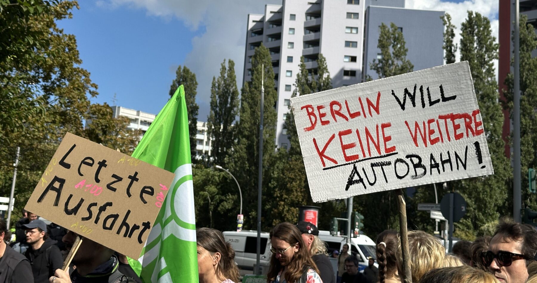 Protestschilder auf der Demo "A100 wegbassen"